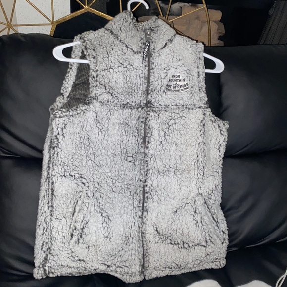 Super soft Vest gray can be zipped up like a turtle neck light weight - Picture 3 of 8